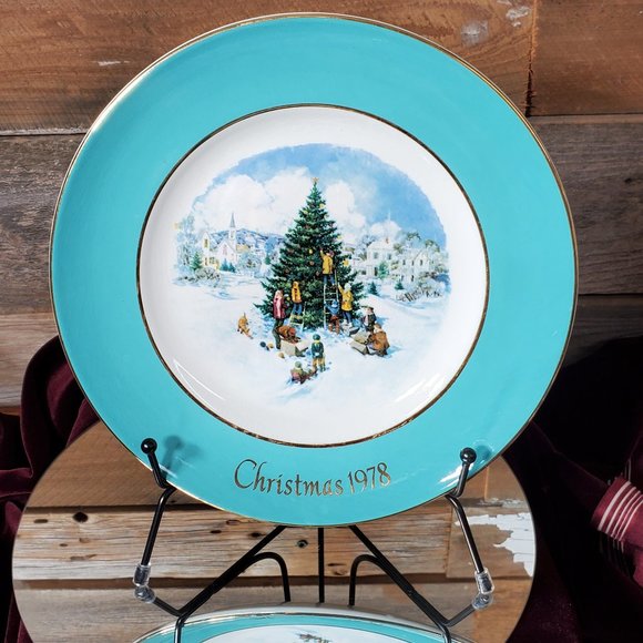 Avon Christmas Plate Series - 1978 - Trimming the Tree - by Enoch Wedgwood - Picture 1 of 5